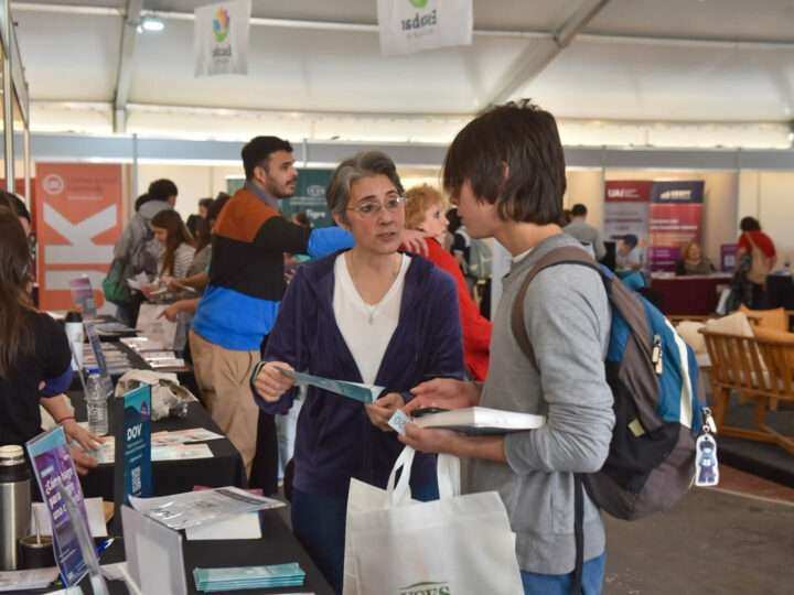 Educación, libros y futuro: Escobar abrió una feria que reúne a casi 30 universidades e institutos