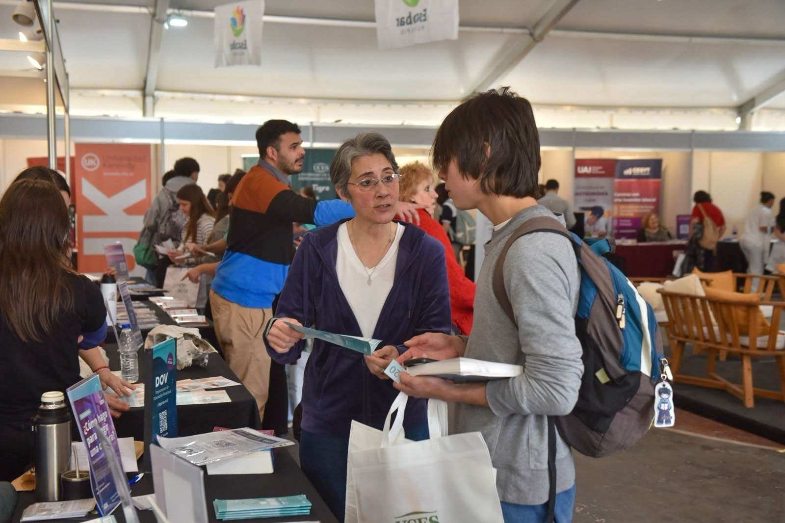 Educación, libros y futuro: Escobar abrió una feria que reúne a casi 30 universidades e institutos