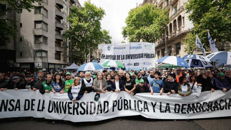 Kicillof marchó junto a la comunidad universitaria en defensa de la educación pública