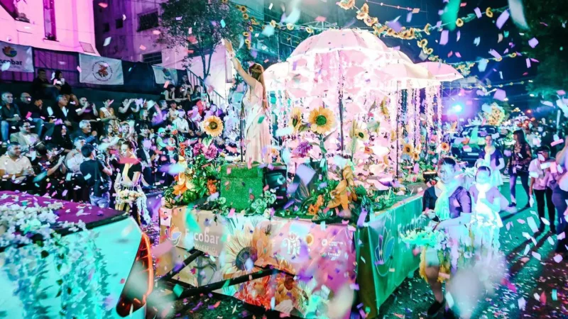 La Fiesta Nacional de la Flor vive uno de sus momentos más esperados con el desfile de carrozas en Escobar