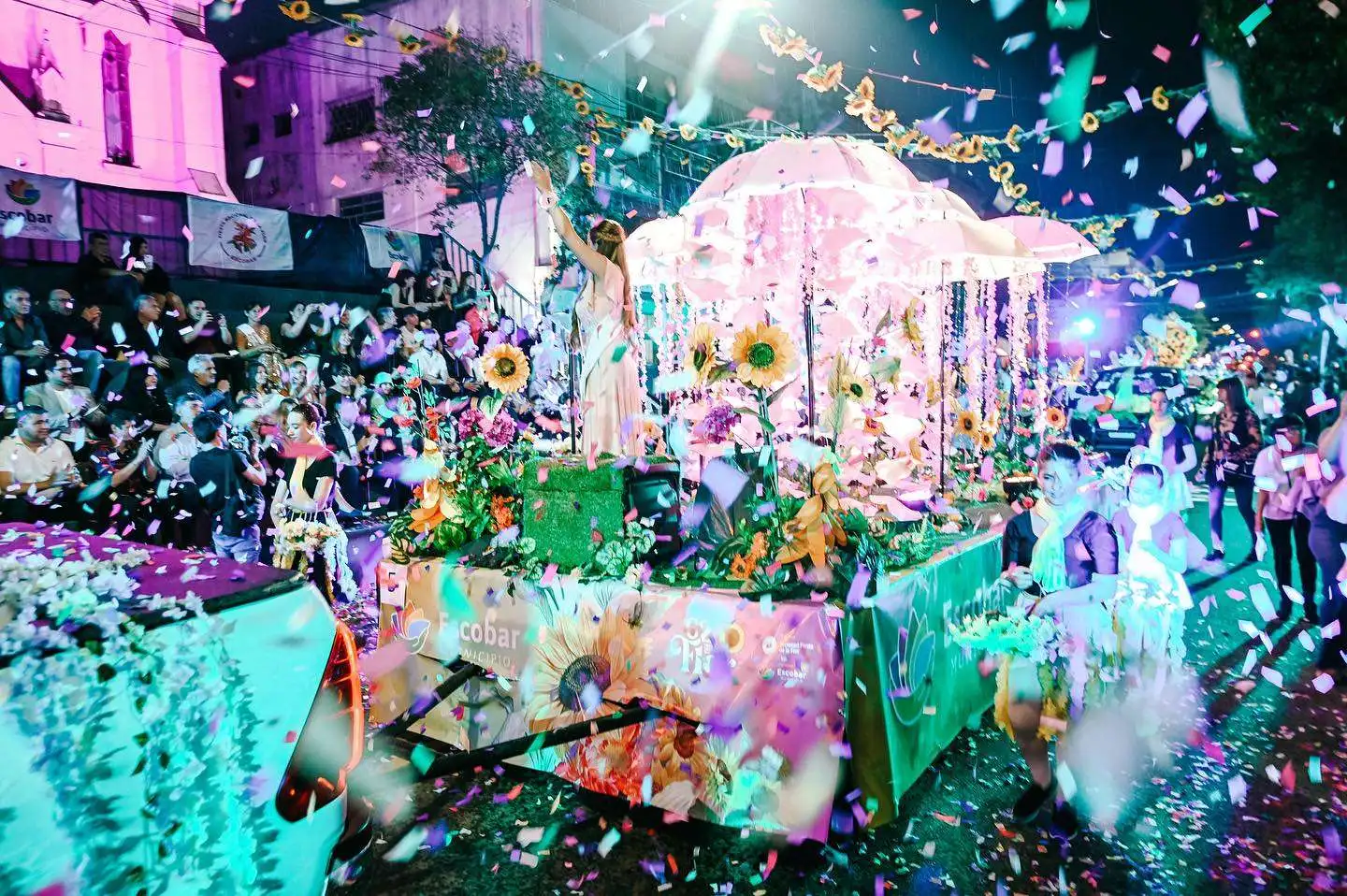 La Fiesta Nacional de la Flor vive uno de sus momentos más esperados con el desfile de carrozas en Escobar