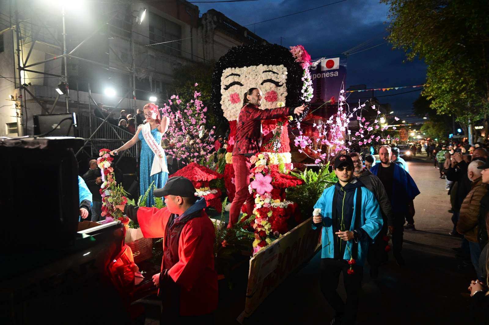 La Asociación Japonesa se quedó con la carroza ganadora de la 63ª Fiesta Nacional de la Flor y ya hay nuevos embajadores