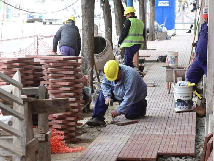 Renuevan las veredas del centro de Belén de Escobar